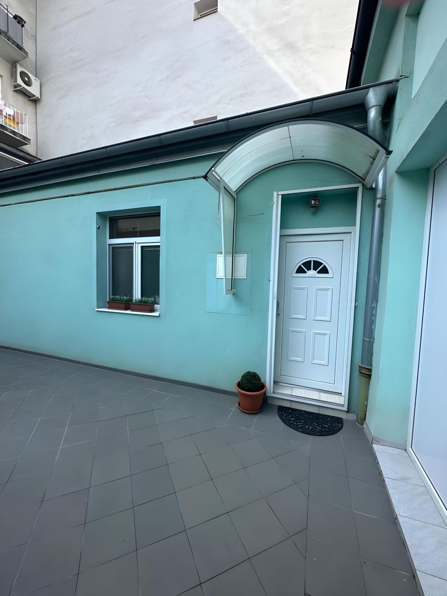 Blue Apartment In City Center, Best Location Bratislava Bagian luar foto